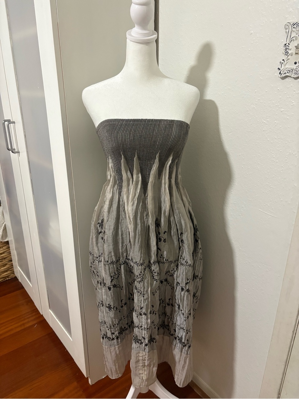 Super cute Y2K fairycore / boho tube dress with embroidered details ✨